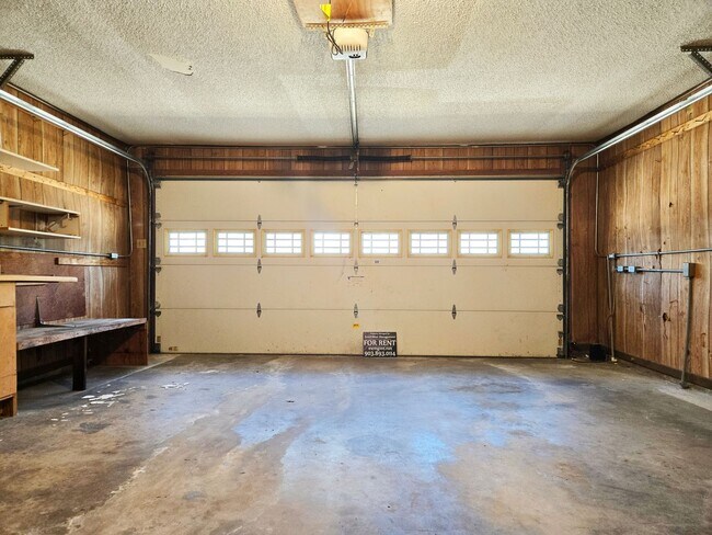 Building Photo - Brick 3/2/2 in Nice Denison Neighborhood O...