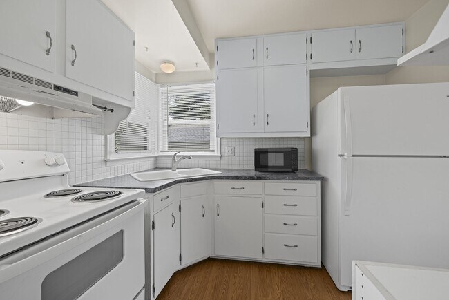 Building Photo - Cozy 3-Bedroom Ranch with Garage in Charming Old Towne Bellevue