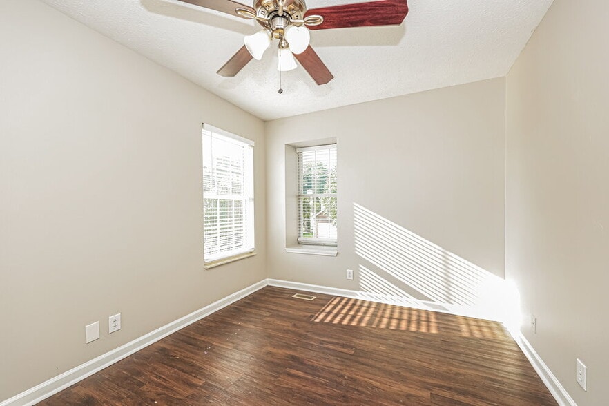 Building Photo - 909 Bexhill Ct S