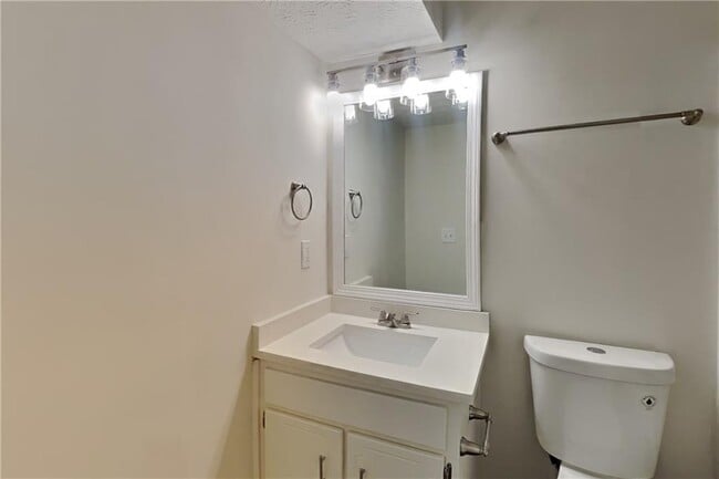 Building Photo - 6460 River Hill Dr