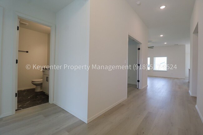 Building Photo - 2908 S Redwood Ave