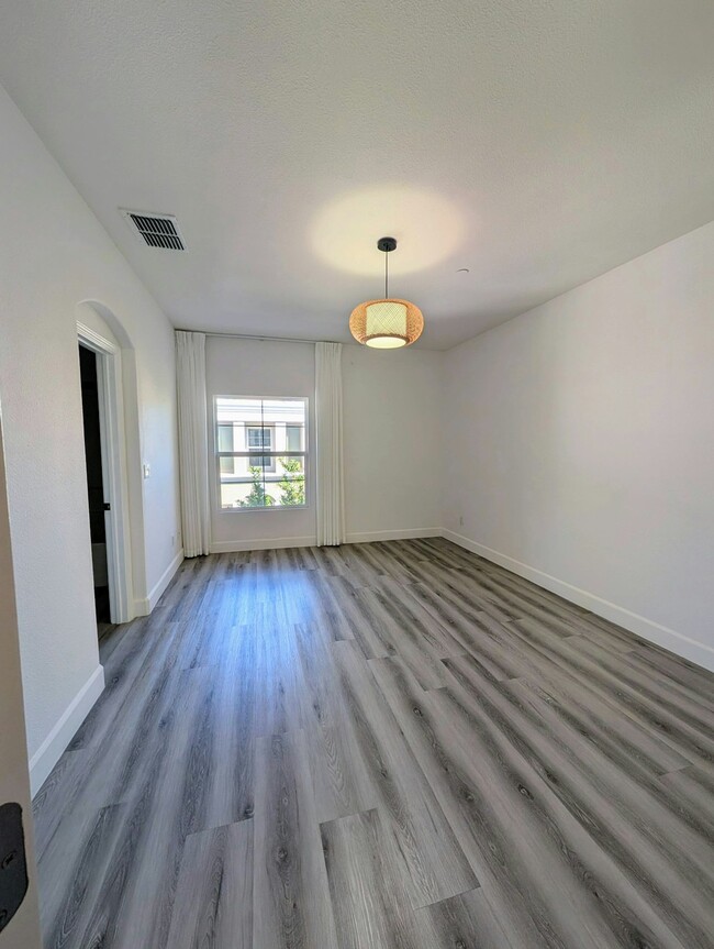 Building Photo - 827 Harmony Pl