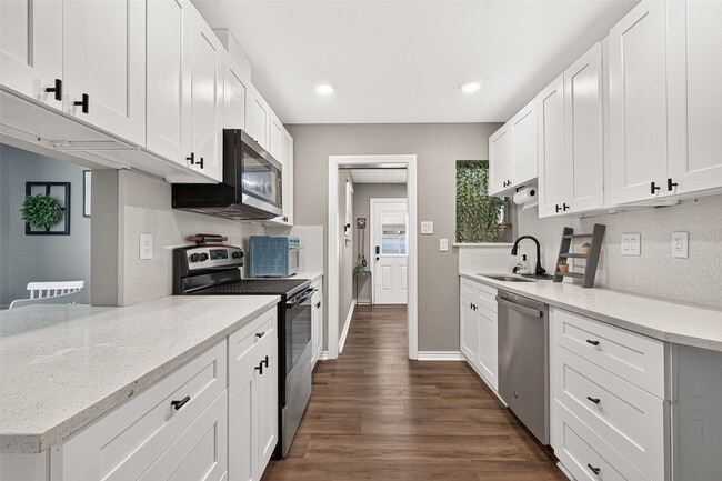 Building Photo - 1005 Avenue D