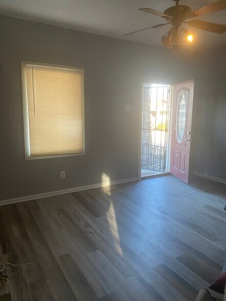 Living room - 5926 Harney Ave