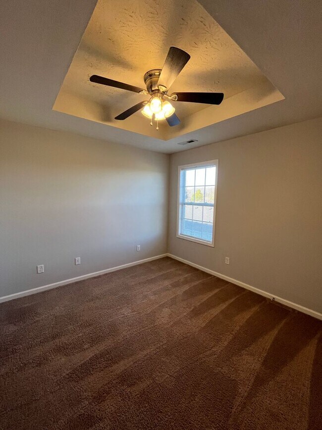 Building Photo - HALF OFF ONE MONTH AT UPPER STONE!