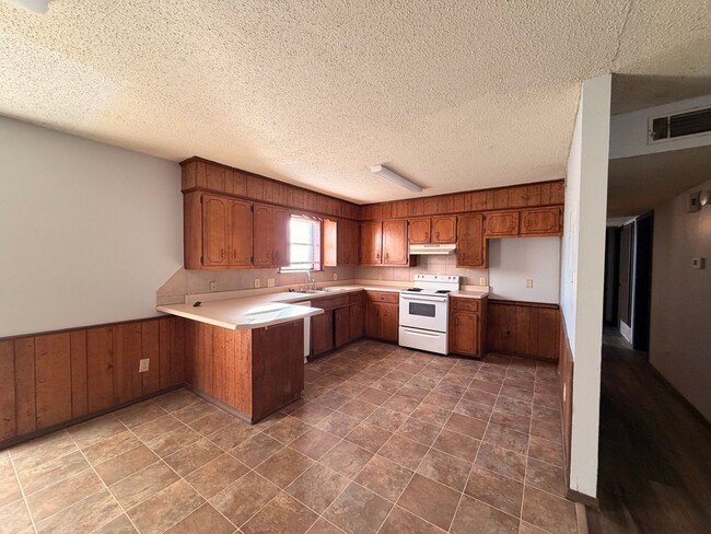 Building Photo - Welcome to your new home in the heart of Russellville, AR!