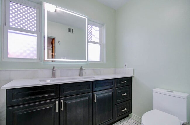 Building Photo - 1301 W Mulberry Dr