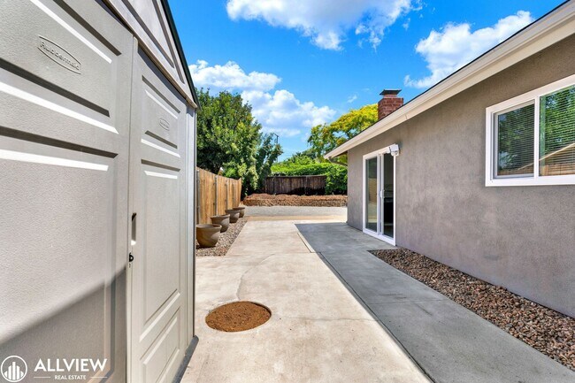 Building Photo - Newly Remodeled 4-Bedroom Gem with Spaciou...