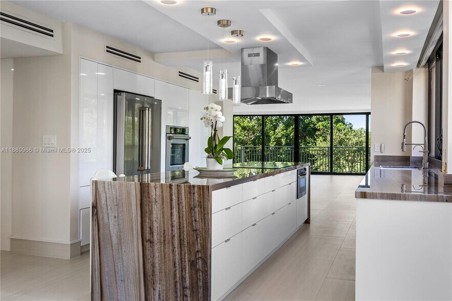 Primary Photo - 700 Coral Way
