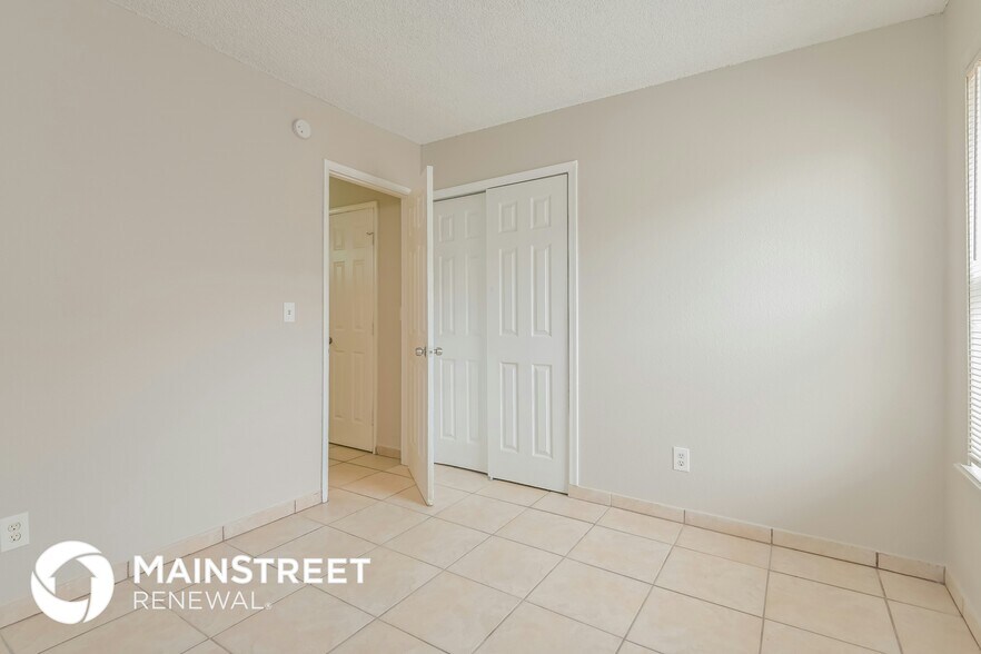 Building Photo - 737 E Oregon St