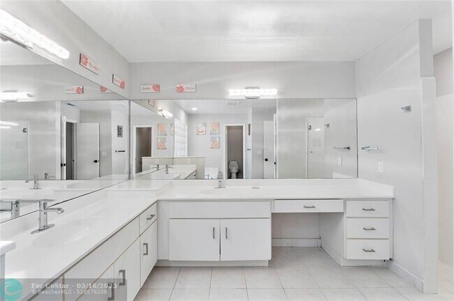 Building Photo - 10434 NW 6th Ct