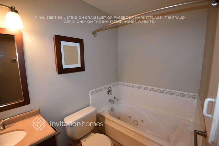 Building Photo - 2365 La Loma Dr