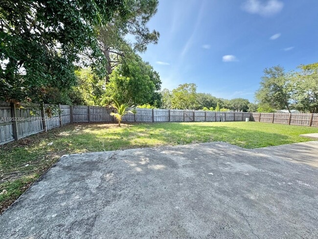 Building Photo - 1822 SE Oxmoor Ct