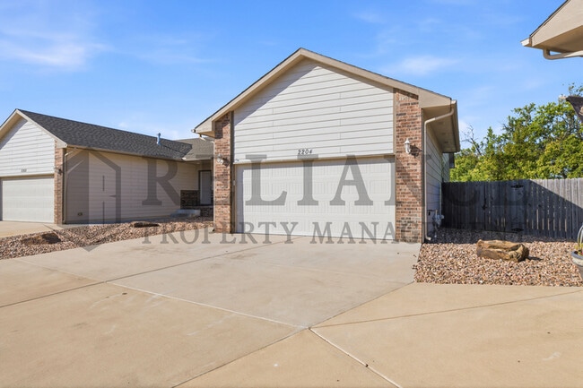 Building Photo - 2202 E Quivira Cir