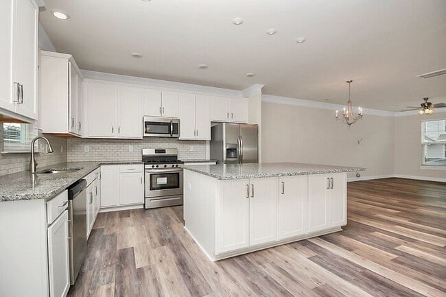 Building Photo - Stunning 3BD/2.5BA Townhome Minutes from Historic Belmont!