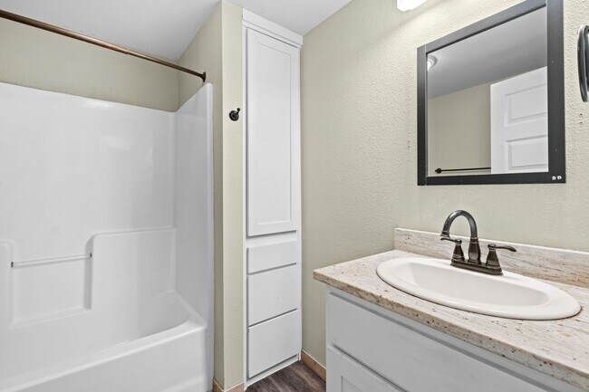 Building Photo - Beautiful home located in the heart of Fayetteville