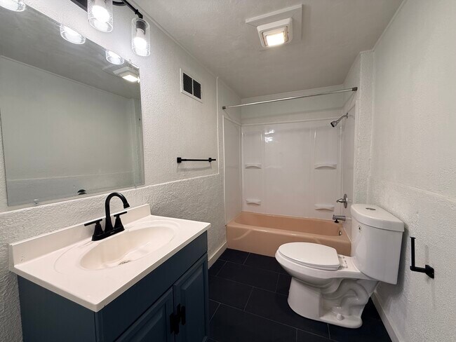 Building Photo - 1527 W 11th