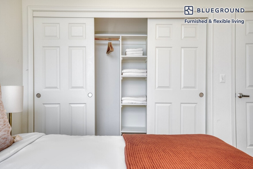 Building Photo - 1265 Lakeside Dr