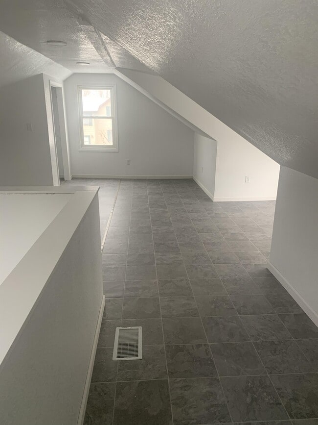 Building Photo - 216 3rd Ave