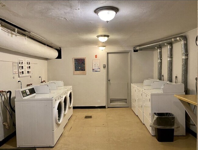 Building Photo - Fresh 1 Bedroom Corner Condo with 2 Off Street Parking Spaces