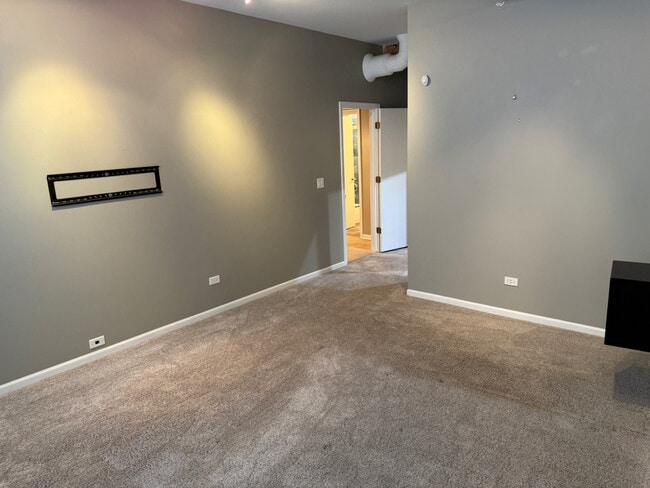 Building Photo - 1735 W Diversey Pkwy