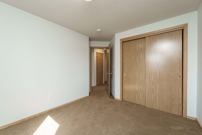 Building Photo - Comfortable 3-Bedroom Townhouse with A/C, ...
