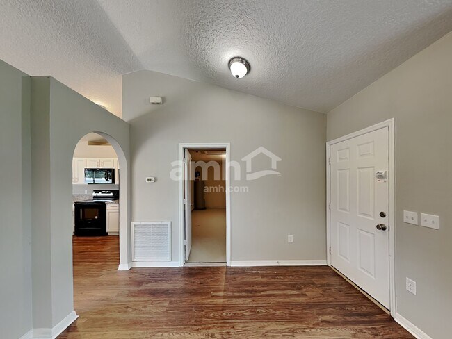 Building Photo - 49 Raintree Place