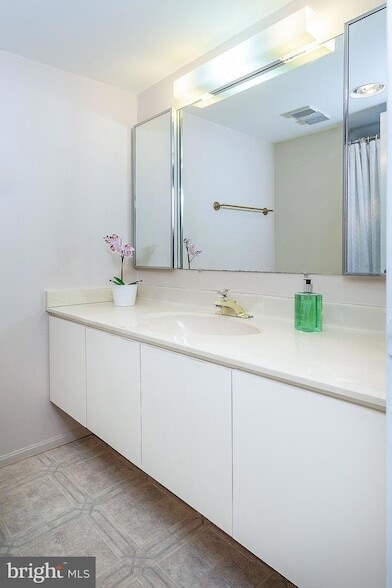 Building Photo - 5902 Mt Eagle Dr