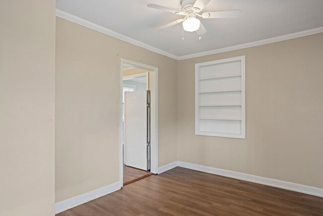 Building Photo - 3 bedroom, 1 bath home close to Gulfstream...