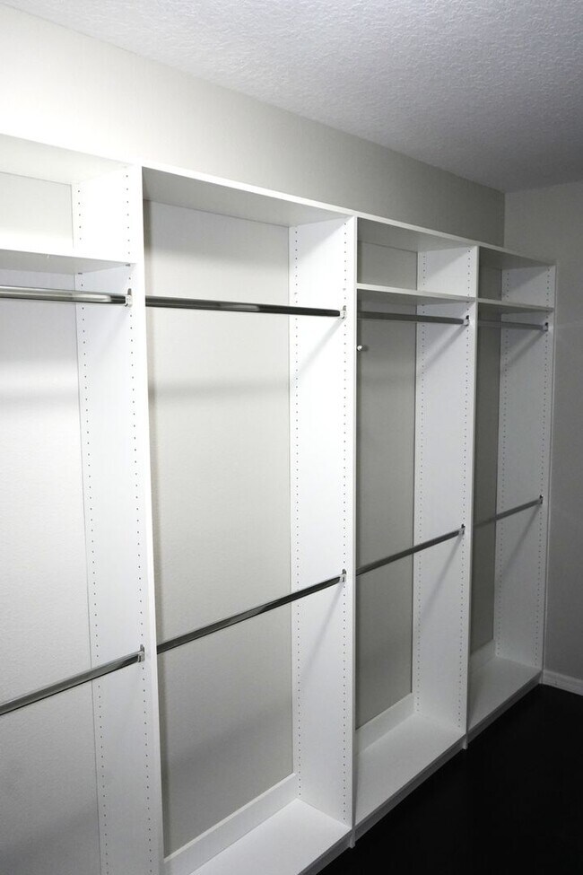 Building Photo - 6BR /5BA  LUXURY POOL HOME -  Fells Landing Subdivision- Minutes to Medical City! **1/2 OFF FIRST...