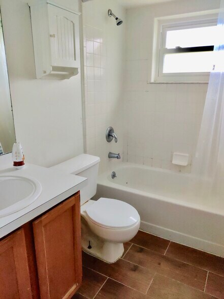 Building Photo - 1371 Melshire Ave