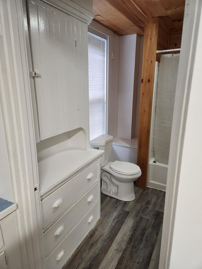 Building Photo - - Walking distance to Downtown Ellsworth -...