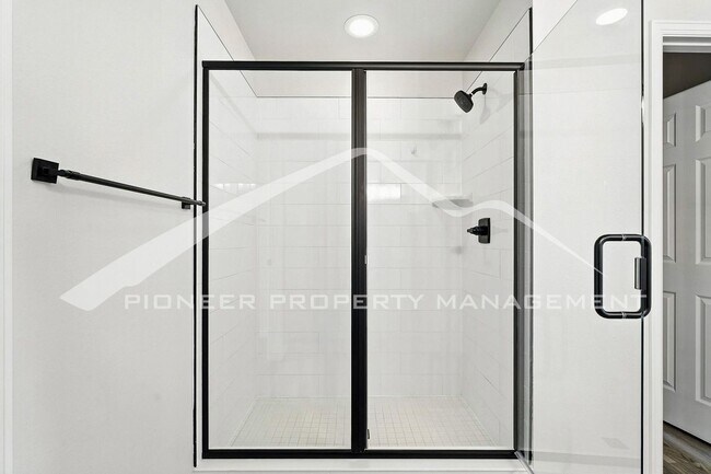 Building Photo - Spacious Home with 2-Car Garage and Centra...