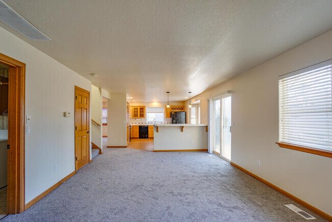Building Photo - BEAUTIFUL FOUR BEDROOM IN CAMAS