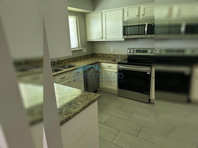 Building Photo - 2810 Pinewood Dr