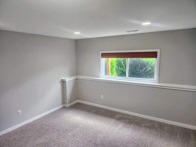 Building Photo - 7874 Cottonwood Ln