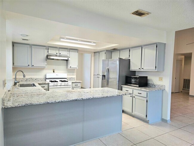 Building Photo - 2210 Brook View Ln