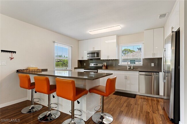 Building Photo - 714 105th Ave N