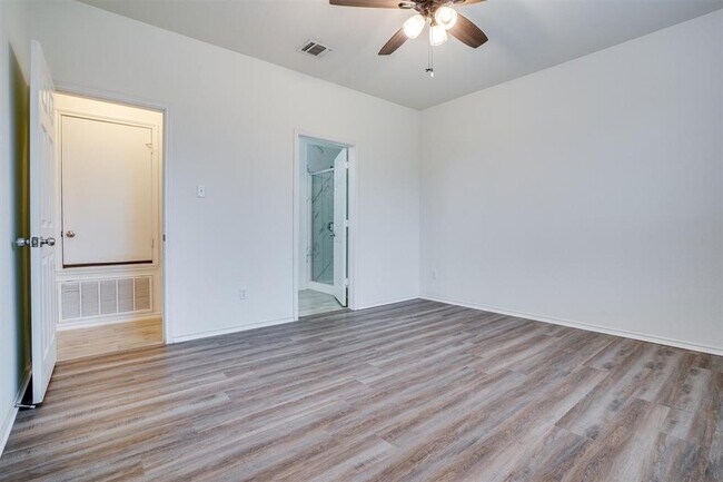 Building Photo - 217 La Dera Dr