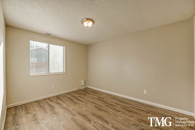 Building Photo - Tucked away 2 Bed 1 Bath Duplex in Hillsboro