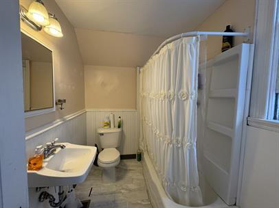 Building Photo - "Cozy 1-Bedroom Retreat in Minneapolis - Your Perfect Upper-Level Haven!"