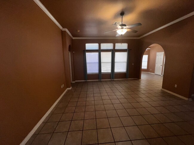 Building Photo - Nice home on The Island and just 1 mile from the beach, Large Master suite with dual closets