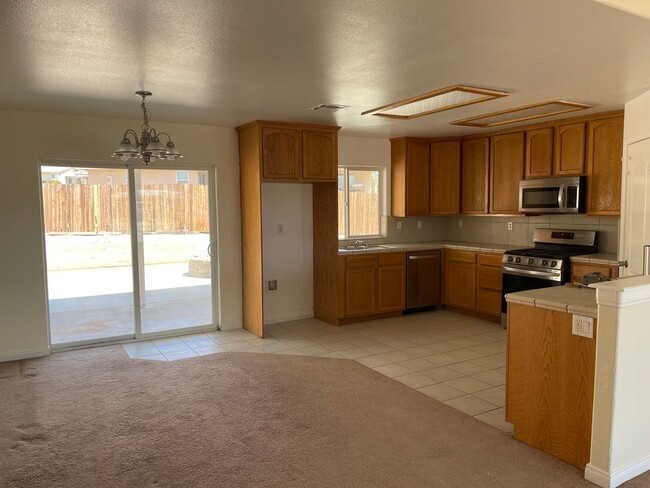 Building Photo - Bright Single-Story 4BR in Apple Valley — ...