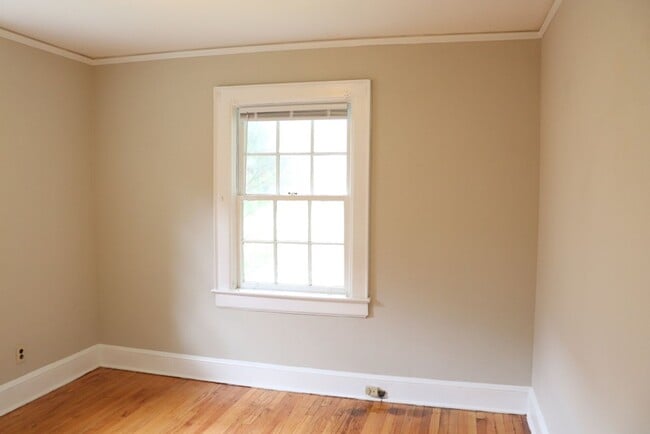 Building Photo - Charming 2-bedroom waiting to be yours !!