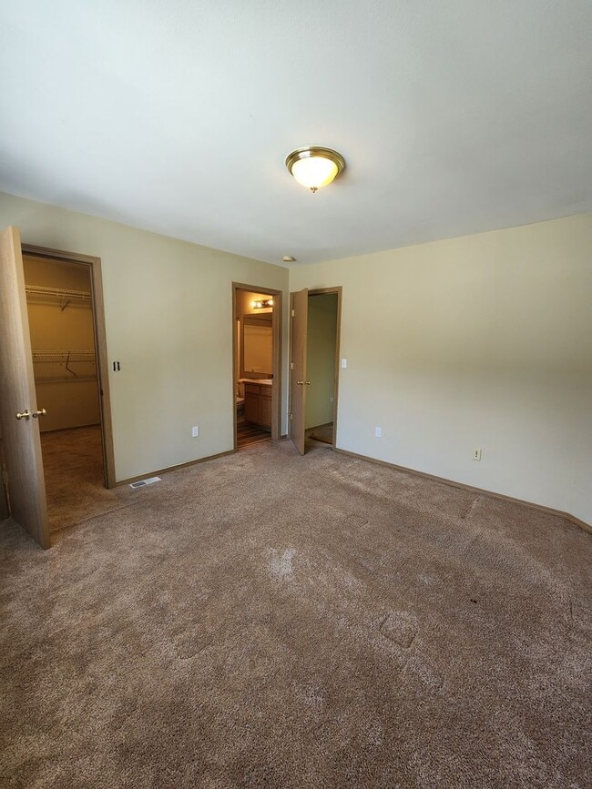 Building Photo - Beautiful 2 bed 2.5 bath Townhome Monroe $2545/mo