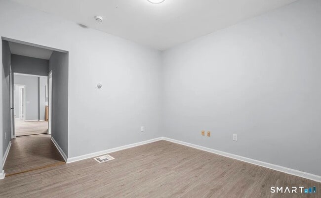 Building Photo - 303 Poplar St