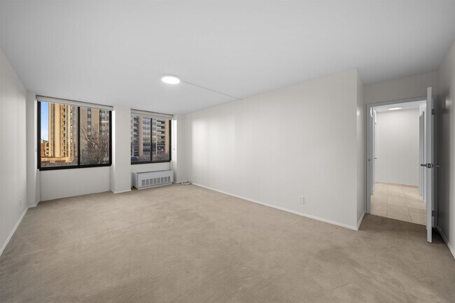 Building Photo - 300 Winston Dr