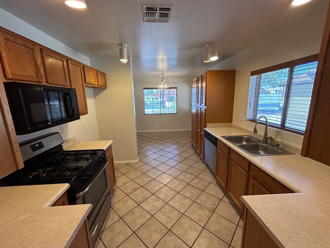 Building Photo - 12521 W Myer Ln