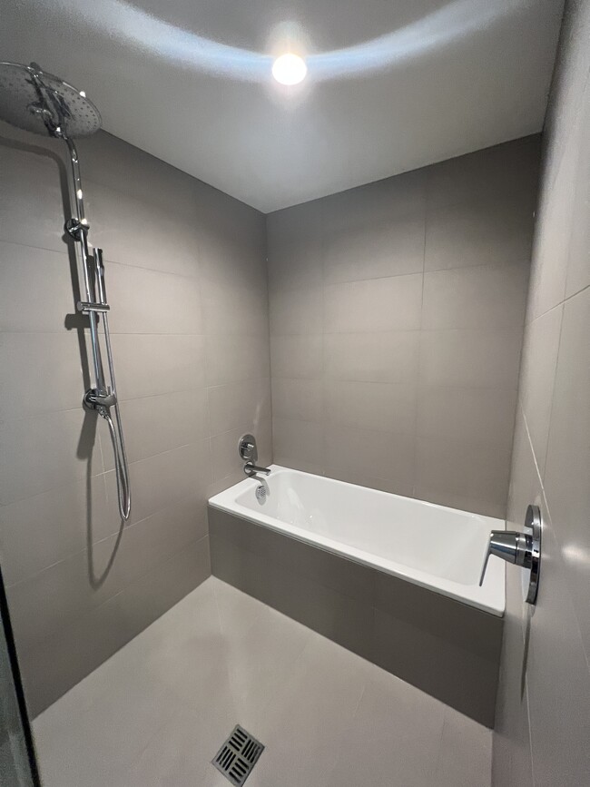 Shower And Bathtub - 1000 Auahi St