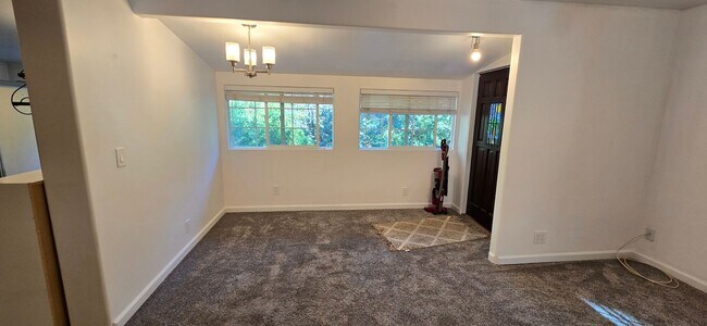 Building Photo - Charming 2 bedroom apartment